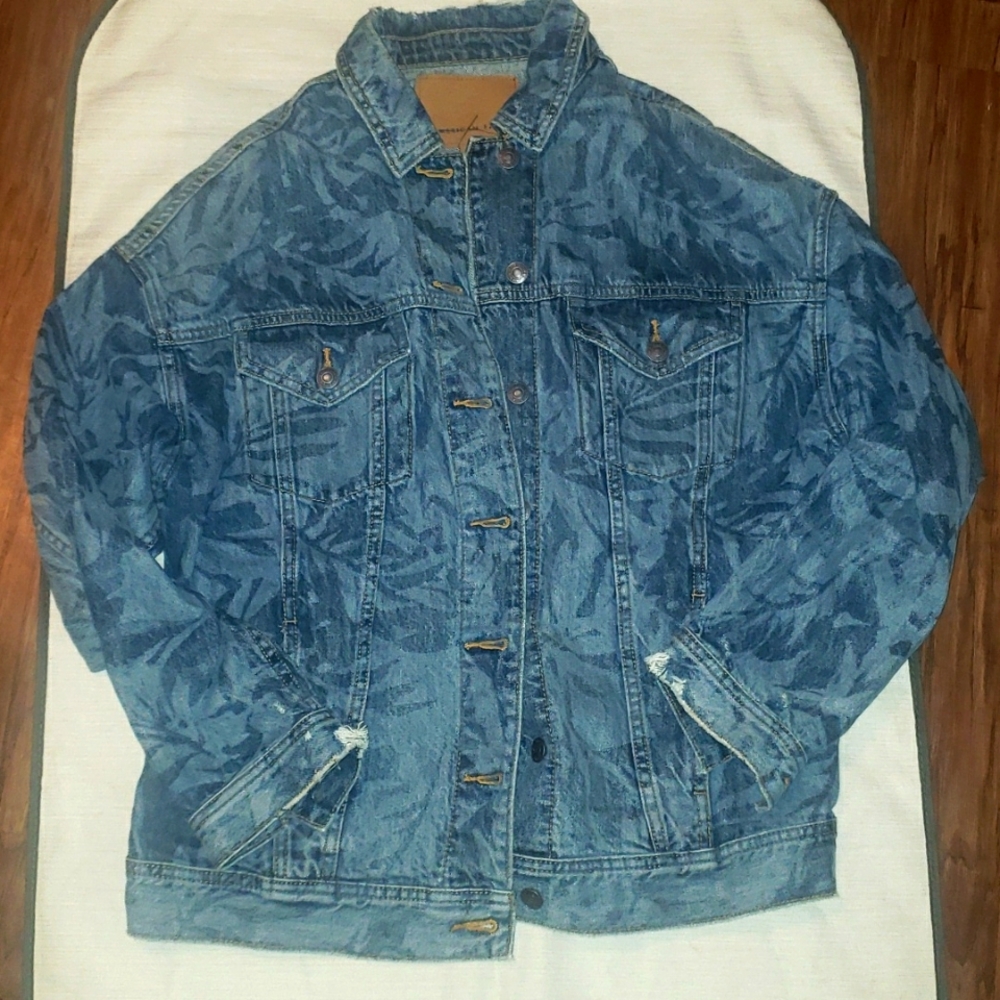 AMERICAN EAGLE OVERSIZED DENIM JACKET WITH LEAF PRINT